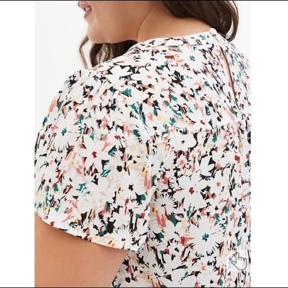 Torrid White Floral Short Sleeve Keyhole Blouse - Picture 3 of 9